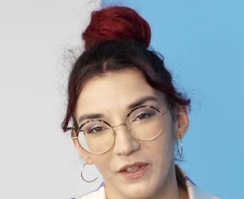 Manon, hôtesse de caisse